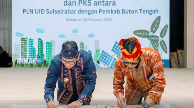 Gambar : Penandatanganan kesepakatan bersama dan PKS antara General Manager PLN UID Sulselrabar, Moch Andy Adchaminoerdin (kanan) dan Pj Bupati Buton Tengah, Andi Muhammad Yusuf di Kantor PLN UID Sulselrabar, Jumat (16/2/2024). (Foto: Istimewa)