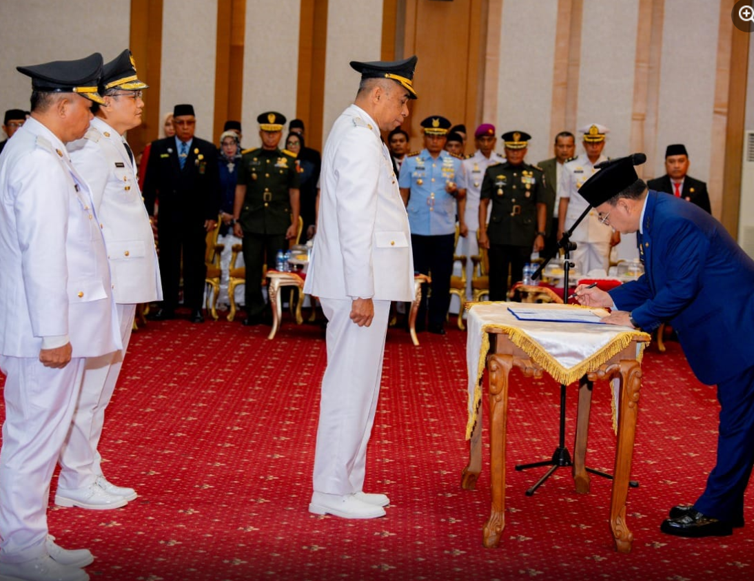 Sekretaris Daerah (Sekda) Buton Tengah, Kostantinus Bukide resmi dilantik sebagai Penjabat atau Pj Bupati Buteng, oleh Pj Gubernur Sulawesi Tenggara, Andap Budhi Revianto di Ruang Pola Kantor Gubernur Sultra, Selasa (28/5/2024). Foto Adin : Humas dan Protokoler