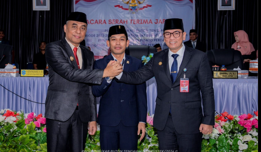 Dewan Perwakilan Rakyat Daerah (DPRD) Kabupaten Buton Tengah (Buteng) menggelar rapat paripurna serah terima jabatan (Sertijab) Pj Bupati Buton Tengah periode 2023-2024, Andi Muhammad Yusuf kepada Pj Bupati Buton Tengah periode 2024-2025, Kostantinus Bukide, di gedung paripurna DPRD Buton Tengah, Kamis (30/5/2024). Foto : IST