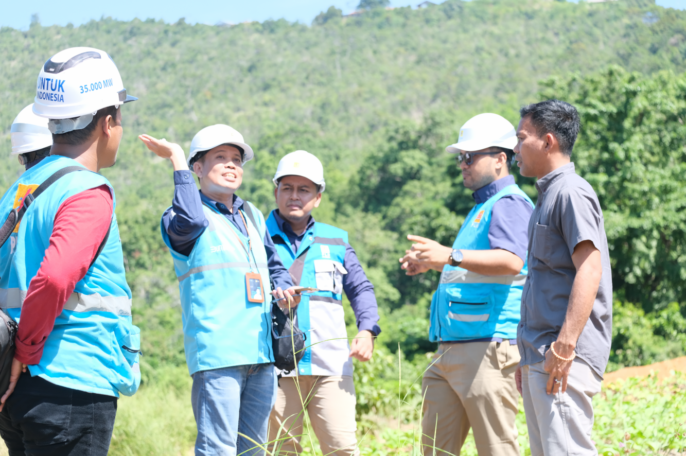 Ketua DPRD Buteng, Bobi Ertanto (Kemeja Silver) dan Kepala UP2K Sultra (Ke4 dari kanan) saat meninjau koordinat Lokasi Hibah Pembangunan PLTS Desa Wulu. Selasa (11/6/2024). Foto : Muhammad Shabuur