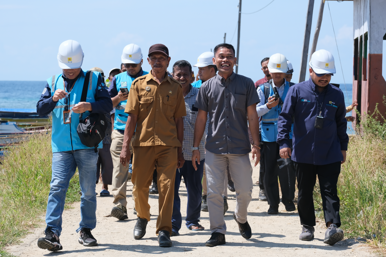 Ketua DPRD Buteng, Bobi Ertanto (Kemeja Silver) dan Kepala UP2K Sultra (Ke41dari kiri), berama Kepala Desa Wulu saat meninjau koordinat Lokasi Hibah Pembangunan PLTS Desa Wulu. Selasa (11/6/2024). Foto : Muhammad Shabuur