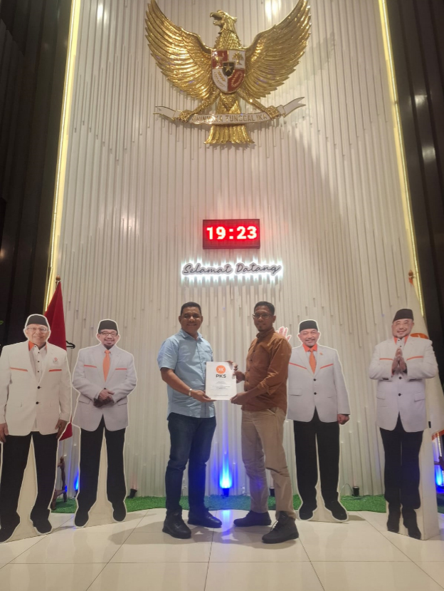 La Andi menerima SK DPP PKS dan diberikan oleh Ketua DPD PKS Buton Tengah, Sabarice di Kantor DPP PKS di Jakarta. Foto. IST