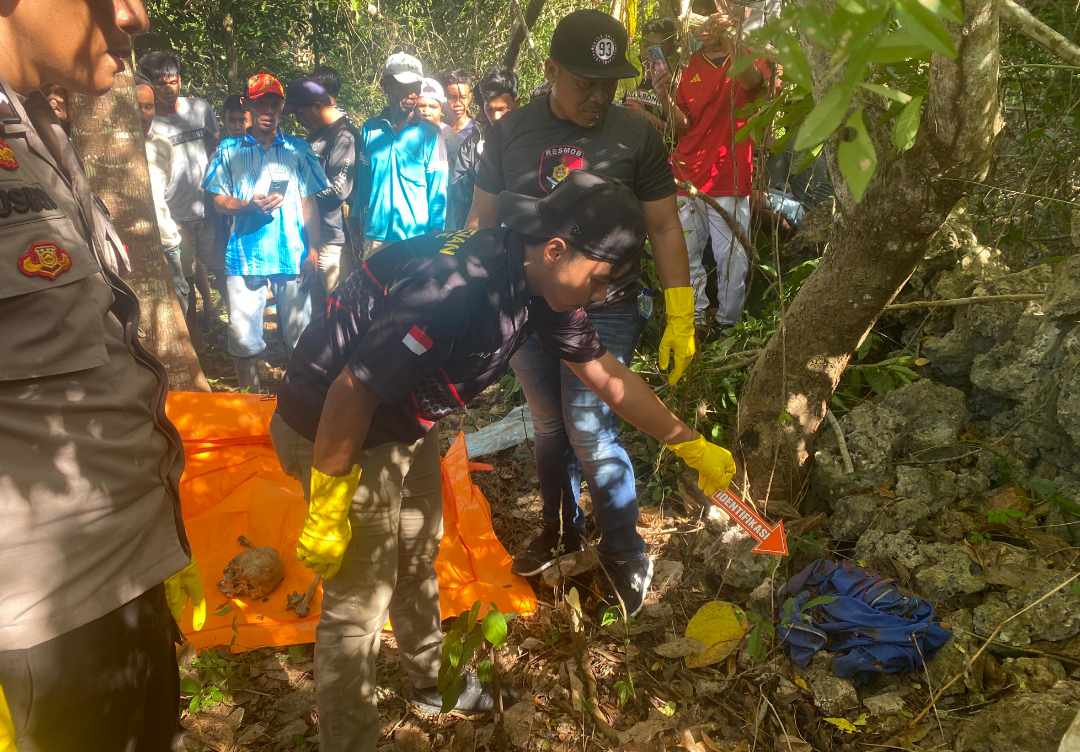 Penemuan Kerangka Manusia Ariani, di hutan lokasi areal tempat pembuangan sampah akhir Desa Watorumbe Bata, Kecamatan Mawasangka Tengah, Kabupaten Buton Tengah. Minggu, (23/6/2024). Foto : Polres Buton Tengah