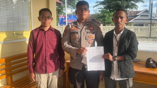 Kuasa Hukum Pengadu, La Ode Sakiyudin, SH dan Husein Udin, SH. Saat menyerahkan laporan di Polres Buton Tengah. Foto : IST