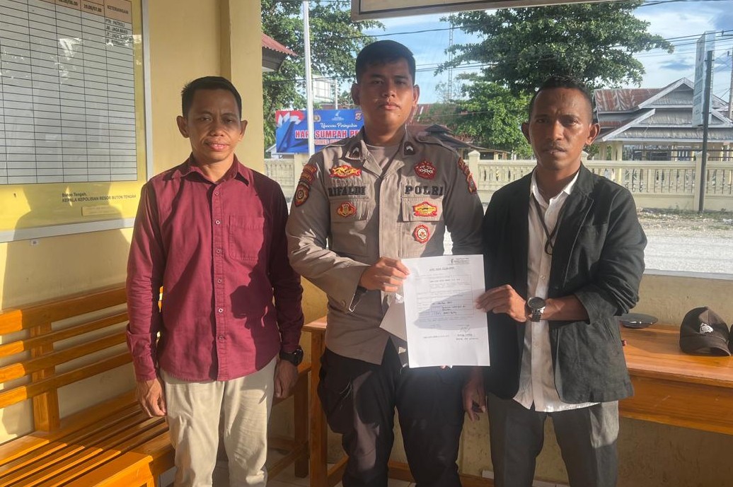 Kuasa Hukum Pengadu, La Ode Sakiyudin, SH dan Husein Udin, SH. Saat menyerahkan laporan di Polres Buton Tengah. Foto : IST