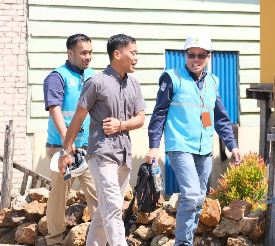 Anggota DPRD Buton Tengah, Bobi Ertanto saat membersamai PLN meninjau Desa Wulu Kecamatan Talaga Raya, beberapa waktu yang lalu. Foto : Muhammad Shabuur