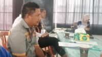 Saksi Paslon ADIL Pusharsin saat Pleno di Kecamatan Mawasangka. Foto : IST