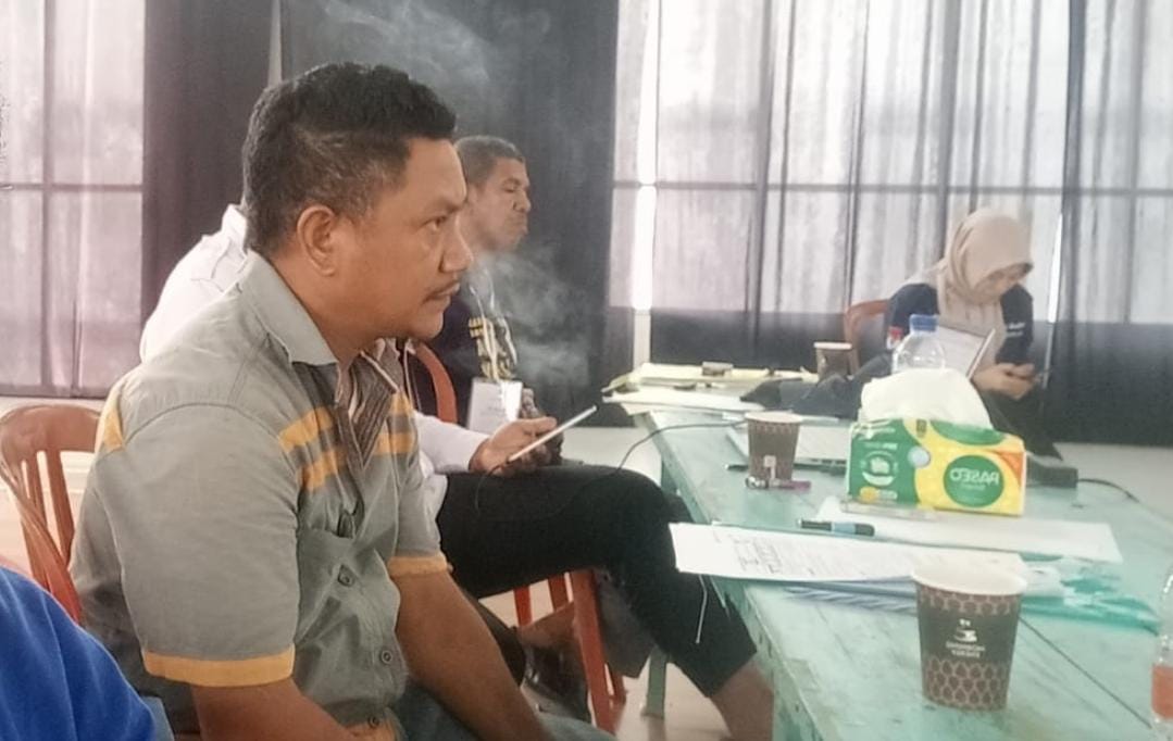 Saksi Paslon ADIL Pusharsin saat Pleno di Kecamatan Mawasangka. Foto : IST