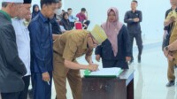 Kadis Dukcapil, Tamrin Mau, S.Pd., M.Pd saat menandatangani MoU bersama, Senin (2/11/2024). Foto : Muhammad Shabuur/Totabuan.news