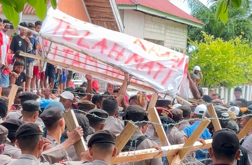 Keranda Mati yang dibuat karna matinya demokrasi di KPU dan Bawaslu Buteng. Foto : MS