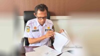 Kepala Dinas Kependudukan dan Pencatatan Sipil Kabupaten Buton Tengah, Tamrin Mau, S.Pd., M.M.Pd, saat di konfirmasi di ruangannya beberapa waktu lalu. Foto : IST