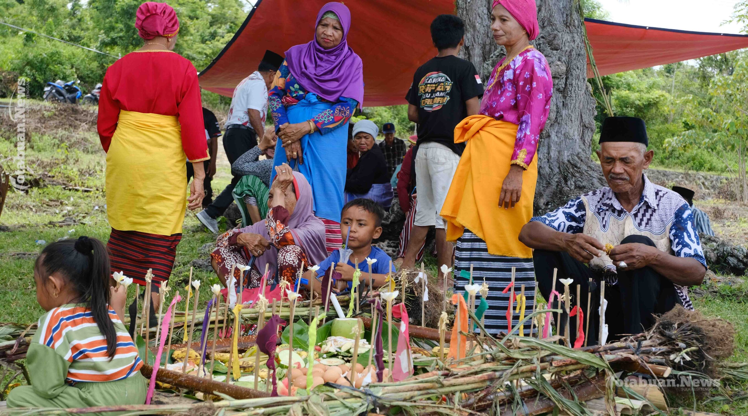 Prosesi adat festival budaya hame hame desa wakambangura, memakai baju batik La Kolowa. Foto : Muhammad Shabuur