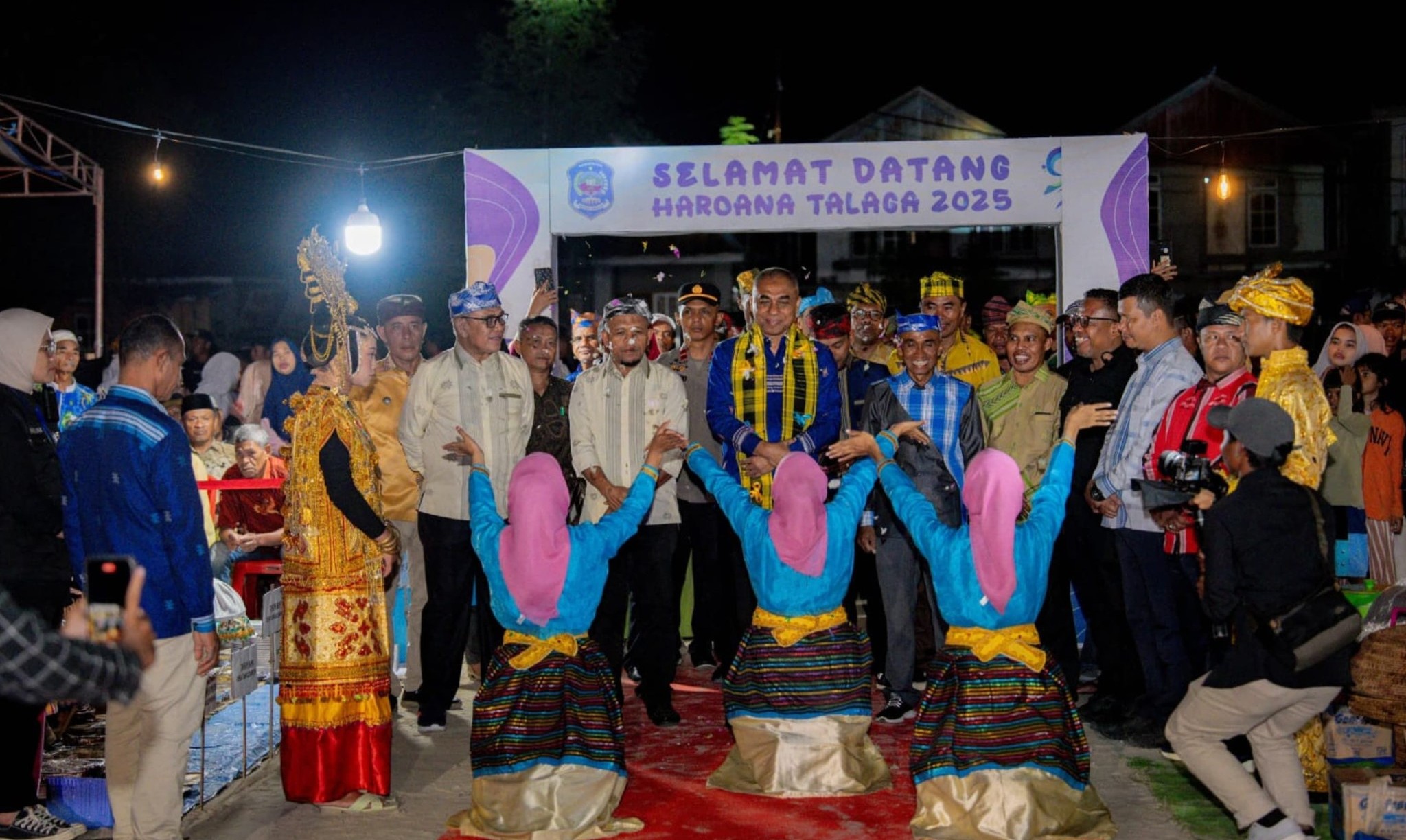 Sambutan Masyarakat Talaga Raya kepada Bupati Forkopimda dan Anggota DPRD Buton Tengah. Foto : IST