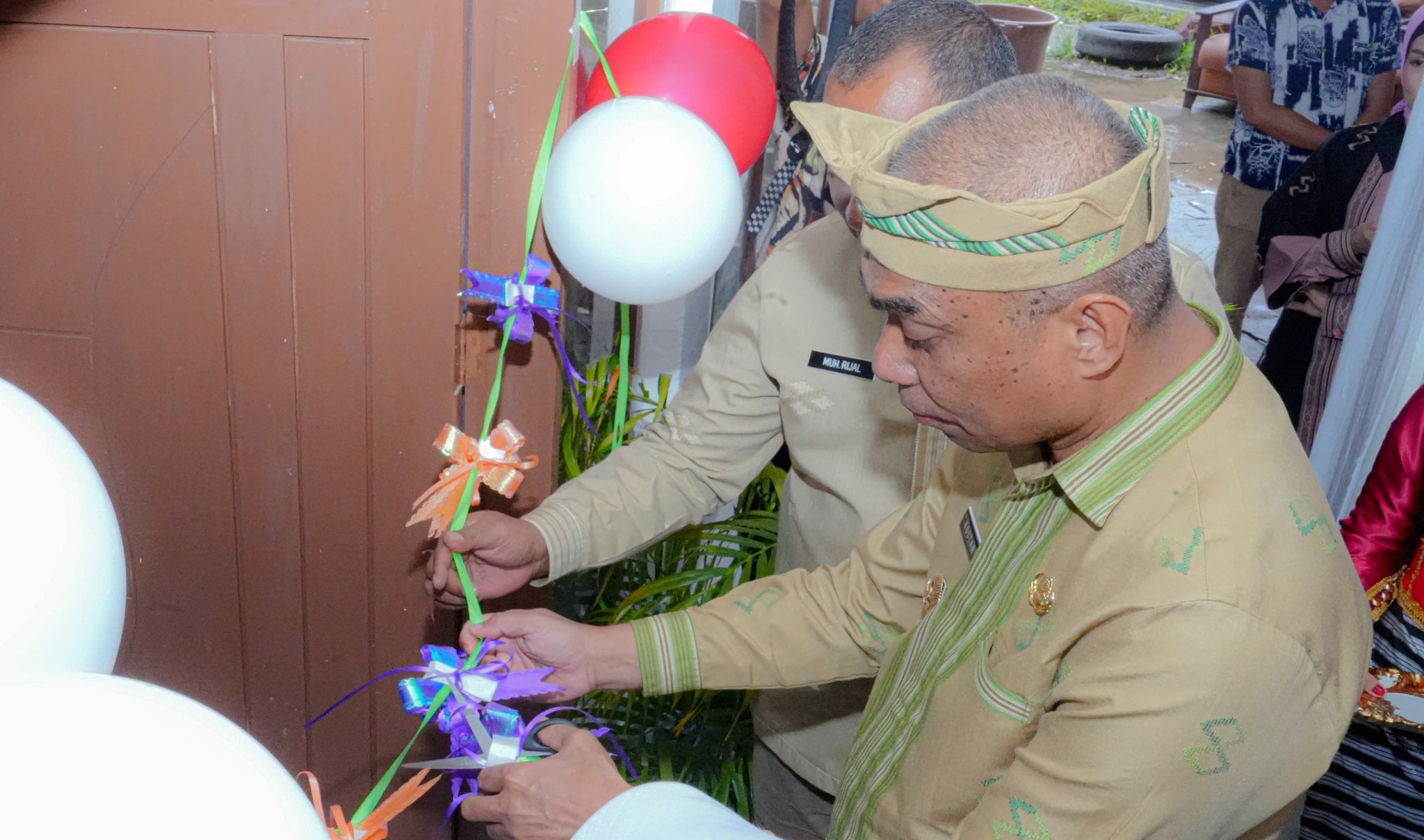 Pj Bupati Buton Tengah, Kostantinus Bukide, saat meresmikan Kantor Dekranasda sekaligus meluncurkan Gerai Dekranasda, pada Kamis (27/2/2025). Foto : IST