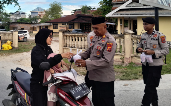 Kasat Samapta Polres Buton Tengah AKP Yusri dan diikuti oleh para personel Samapta Bhayangkara Polres Buton Tengah. Foto : IST/Humas