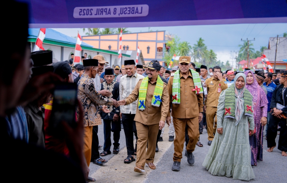 Masyarakat Desa Wakambangura II menggelar acara syukuran sebagai bentuk ungkapan rasa syukur dan kebersamaan bersama Bupati Buton Tengah dan Wakil Bupati Buton Tengah. Acara ini dihadiri langsung oleh Bupati Buton Tengah, Dr. Azhari, S.STP, M.Si bersama Wakil Bupati Buton Tengah, Muh. Adam Basan, S.Sos. fFOTO : Humas dan Protokooler Buteng/Adin