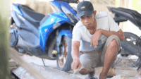Jamal, pengusaha Profil Beton (Sejenis Karawang) di Kabupaten Buton Tengah Kecamatan Mawasangka, Foto : MS