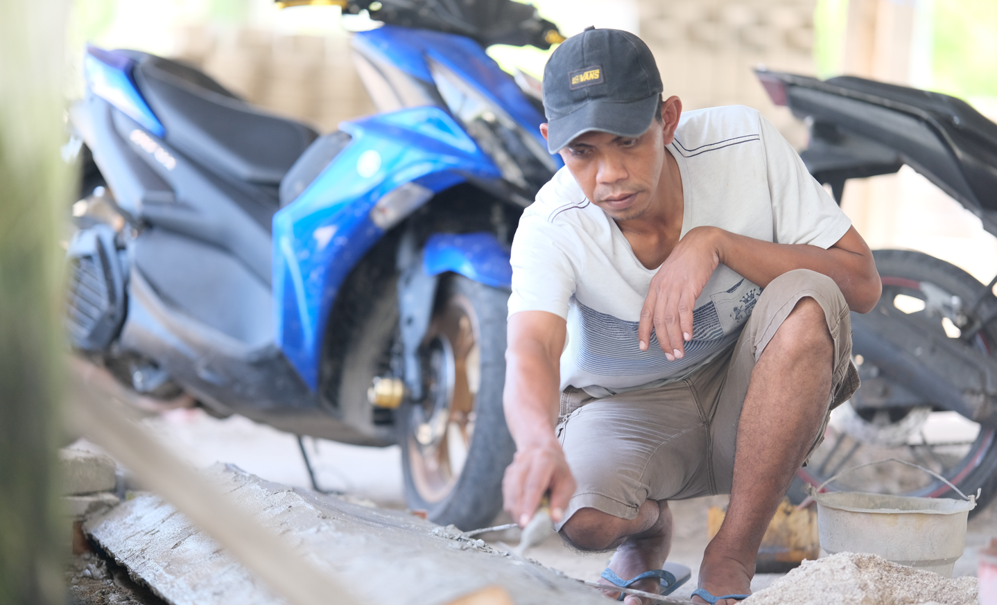 Jamal, pengusaha Profil Beton (Sejenis Karawang) di Kabupaten Buton Tengah Kecamatan Mawasangka, Foto : MS