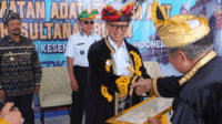 Menteri Kesehatan Republik Indonesia, Budi Gunadi Sadikin menggunakan baju adat Buton. Foto : Diskominfo.