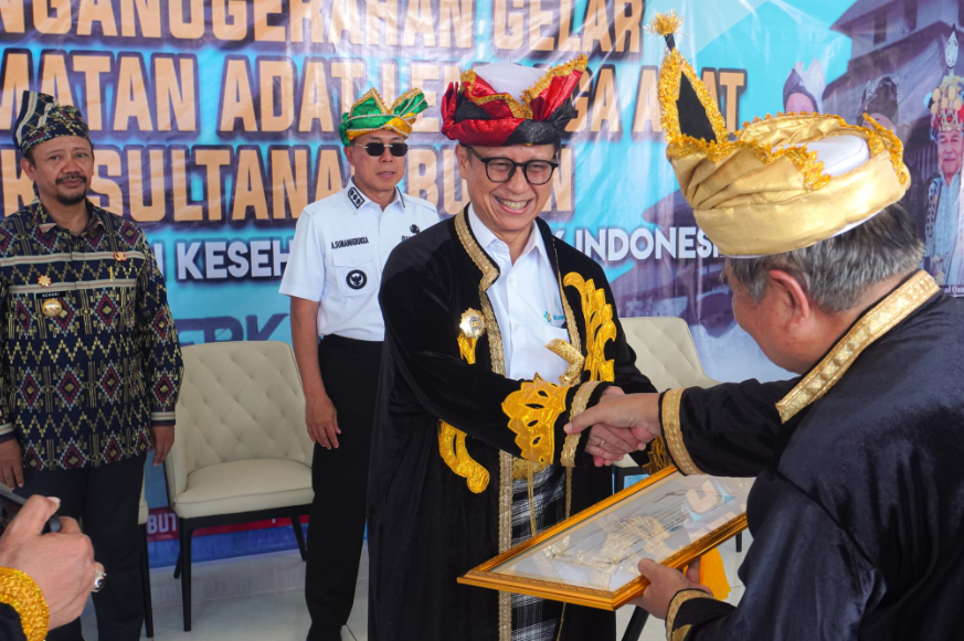 Menteri Kesehatan Republik Indonesia, Budi Gunadi Sadikin menggunakan baju adat Buton. Foto : Diskominfo.