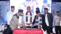 Ustaz Abdul Somad (UAS) saat memberi apresiasi langkah nyata Pemerintah Daerah Kabupaten Buton Tengah dalam mendukung pendidikan Islam. Foto : IST