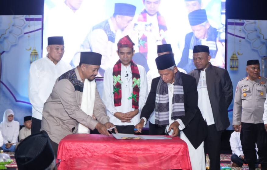 Ustaz Abdul Somad (UAS) saat memberi apresiasi langkah nyata Pemerintah Daerah Kabupaten Buton Tengah dalam mendukung pendidikan Islam. Foto : IST