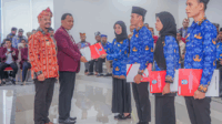Pemerintah Kabupaten Buton Tengah menyerahkan Surat Keputusan (SK) Pengangkatan 83 Calon Pegawai Negeri Sipil (CPNS) formasi tahun 2024. Foto : IST