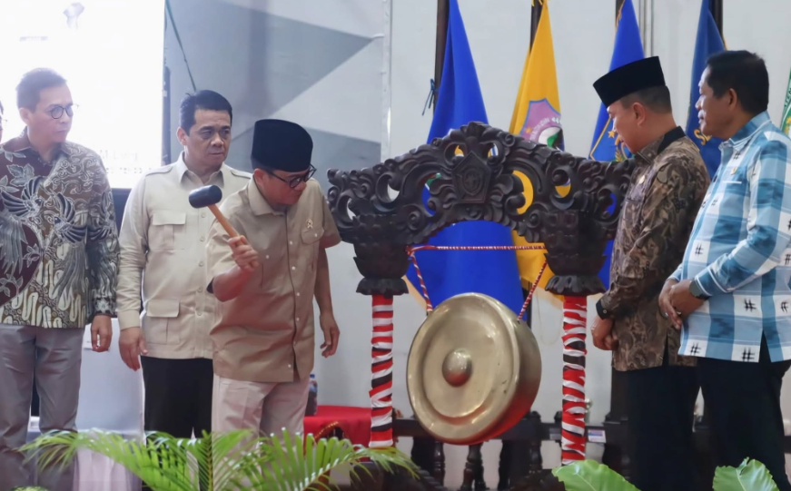 dialog percepatan pembentukan Koperasi Desa dan Kelurahan Merah Putih Provinsi Sulawesi Tenggara, Kegiatan ini dibuka secara resmi oleh Menteri Desa, Pembangunan Daerah Tertinggal, dan Transmigrasi (Mendes PDTT), H. Yandri Susanto, didampingi Gubernur Sultra, Mayjen TNI (Purn) Andi Sumangerukka (ASR). Foto : IST