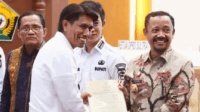 Bupati Buton Tengah, Dr. Azhari, menghadiri Rapat Koordinasi (Rakor) Program Kebijakan Pertanahan dan Tata Ruang di Provinsi Sulawesi Tenggara tampak juga Wakil Ketua Komisi II DPR RI, Bahtra Banong dari Fraksi Gerindra. Foto. IST