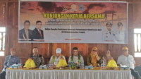 Bupati Buton Tengah, Dr. Azhari, mendampingi kunjungan kerja Wakil Ketua Komisi V DPR RI, Ridwan Bae, bersama Direktur Jenderal Kawasan Permukiman Kementerian Perumahan dan Kawasan Permukiman (PKP), Fitrah Nur, di Kampung Bajau Kelurahan Watolo, Kecamatan Mawasangka. Foto IST