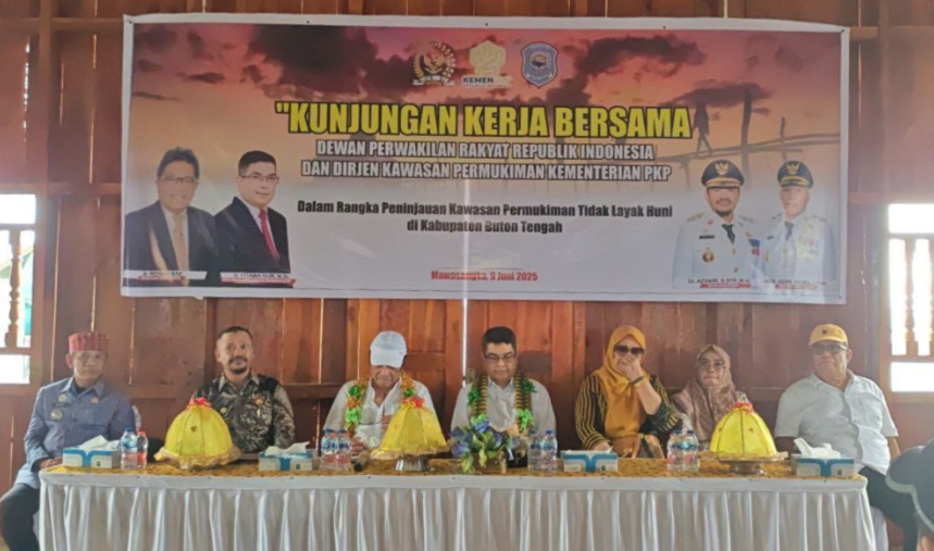 Bupati Buton Tengah, Dr. Azhari, mendampingi kunjungan kerja Wakil Ketua Komisi V DPR RI, Ridwan Bae, bersama Direktur Jenderal Kawasan Permukiman Kementerian Perumahan dan Kawasan Permukiman (PKP), Fitrah Nur, di Kampung Bajau Kelurahan Watolo, Kecamatan Mawasangka. Foto IST