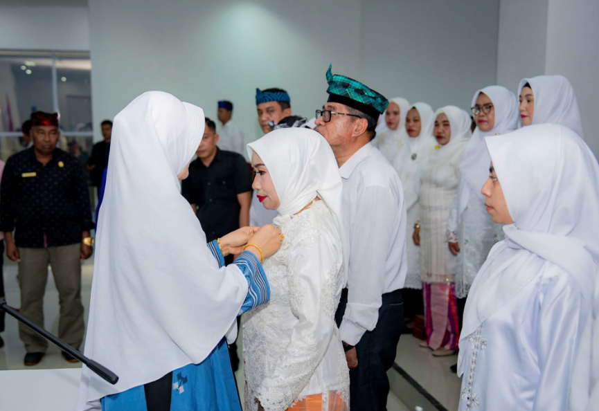 Umi Noranah Azhari, S.Pd, secara resmi melantik Pengurus dan Anggota Dekranasda Buton Tengah masa bakti 2025–2030. Foto. IST