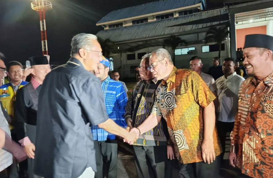 Bupati Buton Tengah, Dr. Azhari, S.STP, M.Si saat menyambut kedatangan Menteri Pekerjaan Umum (PU) Republik Indonesia, Ir. Dody Hanggodo, di Bandara Betoambari, Kota Baubau, Sabtu malam (12/7/2025). Foto : IST