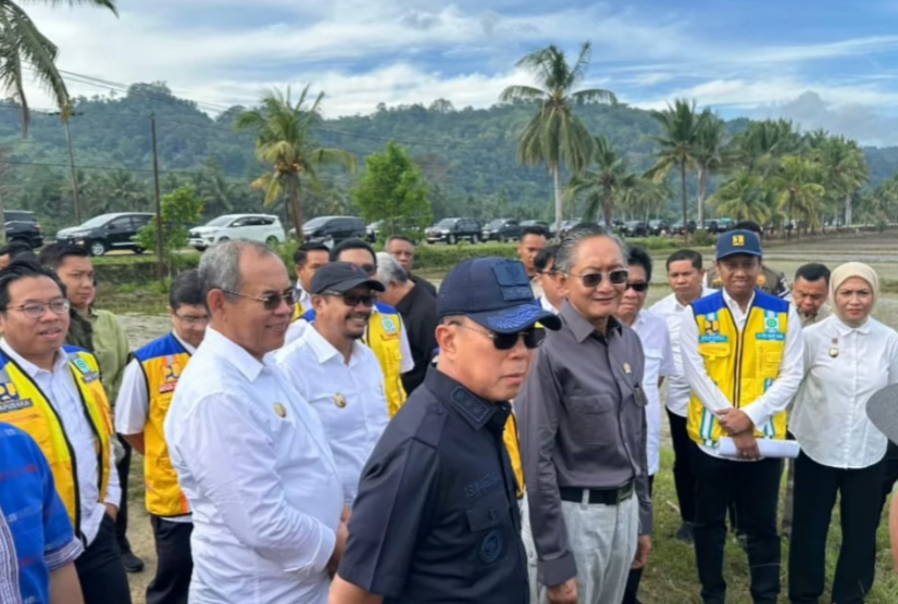 Menteri Pekerjaan Umum (PU) Republik Indonesia, Ir. Dody Hanggodo, melakukan kunjungan kerja meninjau lokasi rencana pembangunan Jembatan Penghubung Pulau Buton dan Pulau Muna, Minggu (13/7/2025). Foto : IST